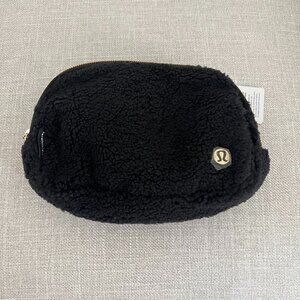 Lululemon Everywhere Belt Bag Sherpa Fleece Black/ Gold